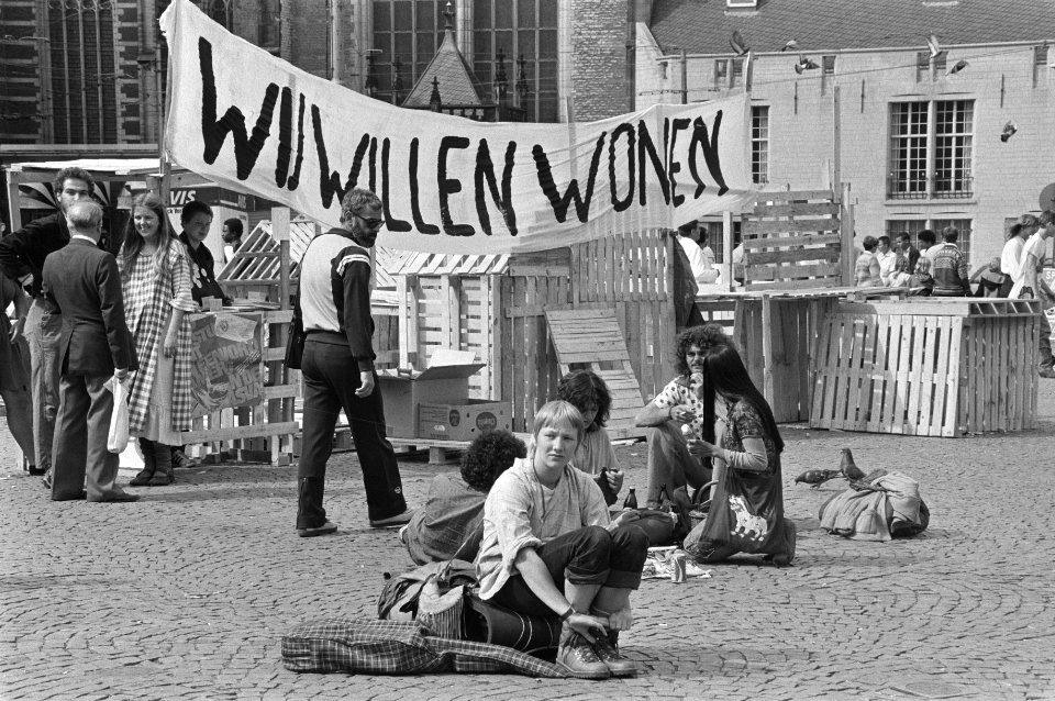 Studenten-kameraktie van start gegaan op de Dam in Amsterdam. Bouwsels en spando, Bestanddeelnr 931-6314