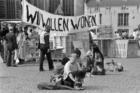 Studenten-kameraktie van start gegaan op de Dam in Amsterdam. Bouwsels en spando, Bestanddeelnr 931-6314