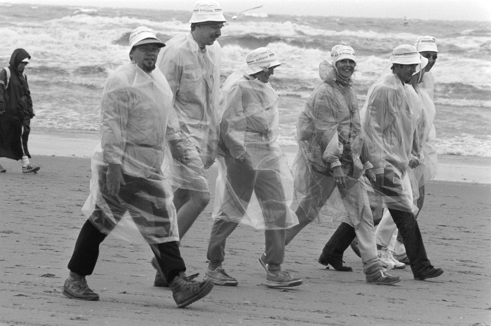 Strandzesdaagse gestart in Hoek van Holland wandelaars in regenkleding, Bestanddeelnr 934-0396