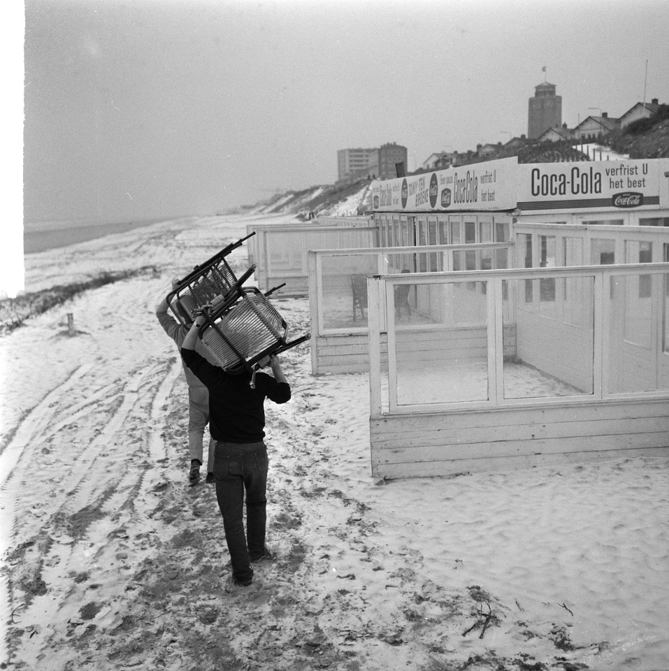 Strandhouders in Zandvoort bouwen alweer hun tenten met strandterrassen, mensen , Bestanddeelnr 916-0619