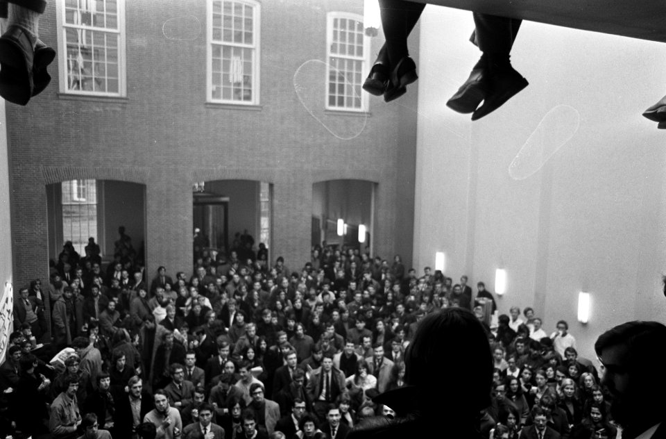 Studenten vergaderen in de hal van de Oudemanhuispoort, Amsterdam overzicht, Bestanddeelnr 922-1359