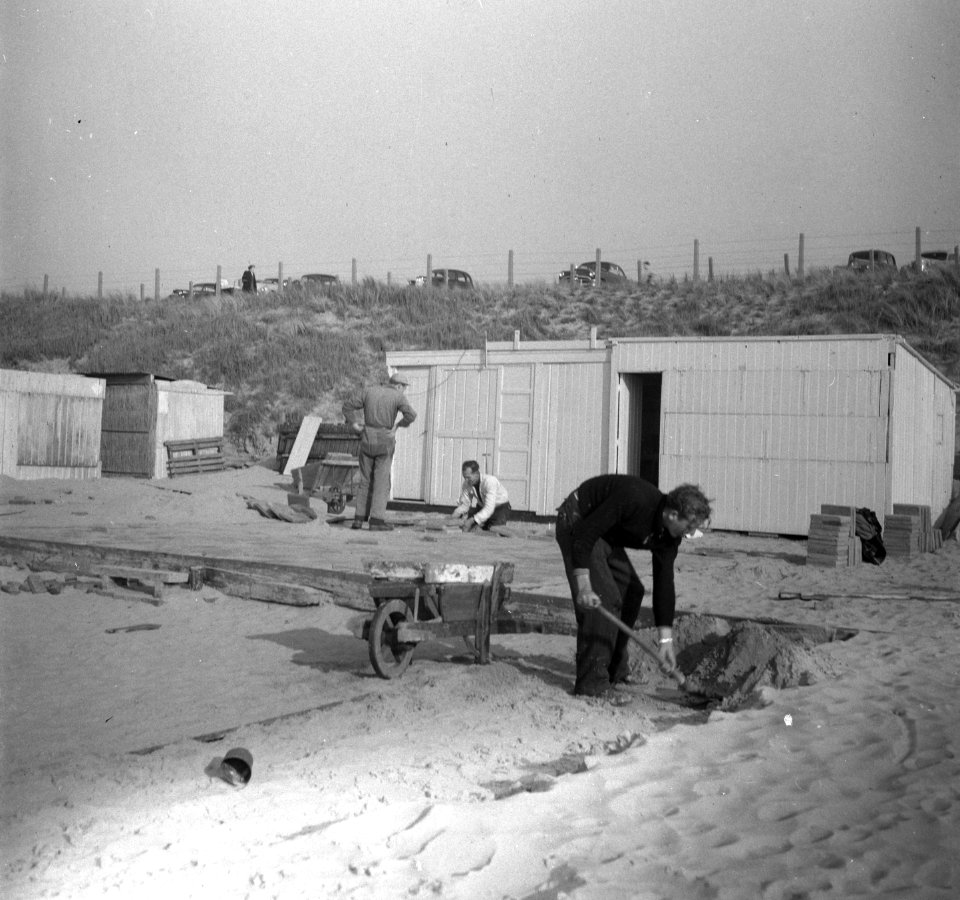 Strandterrassen in Zandvoort worden geplaatst, Bestanddeelnr 904-4665