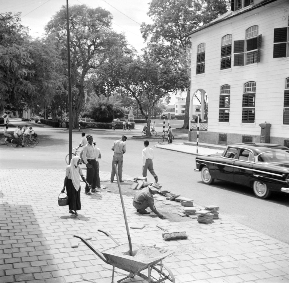 Stratenmakers aan het werk bij het Gouvernementsplein in Paramaribo, Bestanddeelnr 252-2272