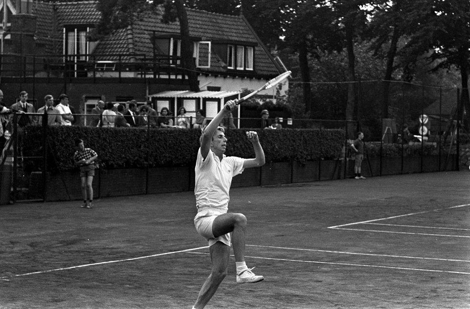 Tennistoernooi in Hilversum, de Nederlander Evert Schneid in actie, Bestanddeelnr 917-9782