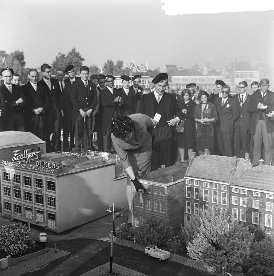 Studentensocieteit op Madurodam, mevrouw mr J E Glastra van Loon plaatst de v, Bestanddeelnr 916-9058