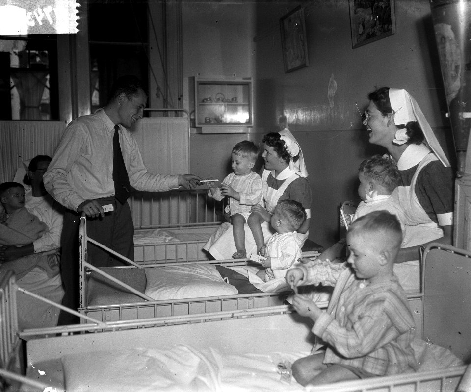 Studenten poppenkast in Emma Kinderziekenhuis, Bestanddeelnr 934-5405