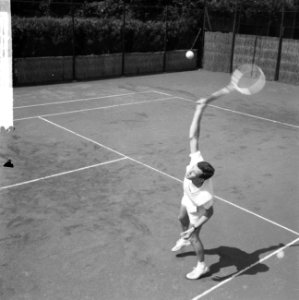 Tennis te Santpoort, Tom Okker in actie, Bestanddeelnr 918-0247
