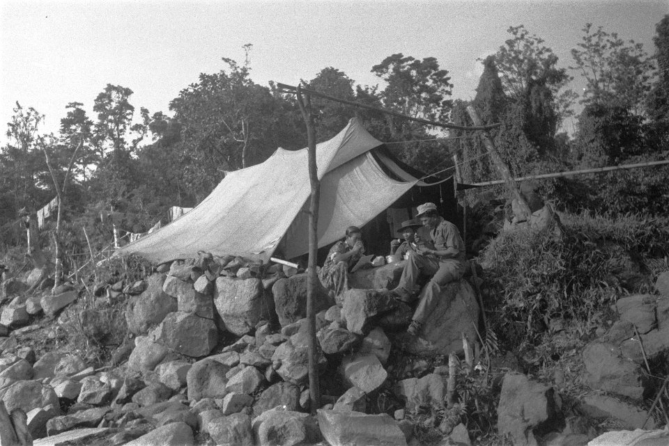 Tent achter een versterking van rotsblokken met enkele KNIL-militairen, Bestanddeelnr 107-5-6