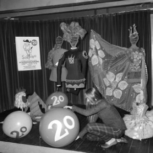 Tentoonstellingen, theaterkostuums, Maas, Camilla, Bestanddeelnr 918-3192