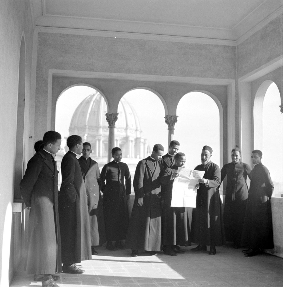 Studentenstaan met hun directeur in de loggia van het Pauselijk Ethiopisch colle, Bestanddeelnr 254-5551