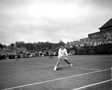 Tennisdemonstratie door Cooper, Drobny, Mark, Patty, Bestanddeelnr 909-6912