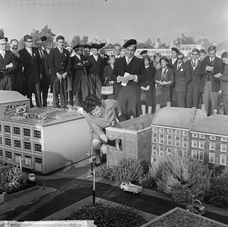 Studentensocieteit op Madurodam, mevrouw mr J E Glastra van Loon plaatst de v, Bestanddeelnr 916-9056