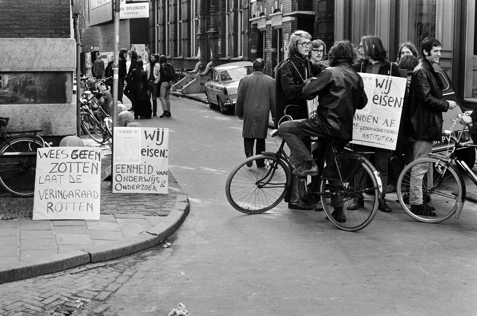 Studenten met borden, Bestanddeelnr 924-4921