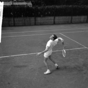 Tennis te Santpoort, Tom Okker in actie, Bestanddeelnr 918-0249