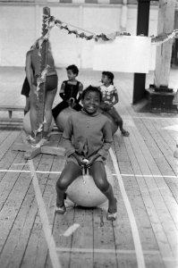 Sport en spel in oude en nieuwe RAI spring-ballen in oude RAI, Bestanddeelnr 927-3419