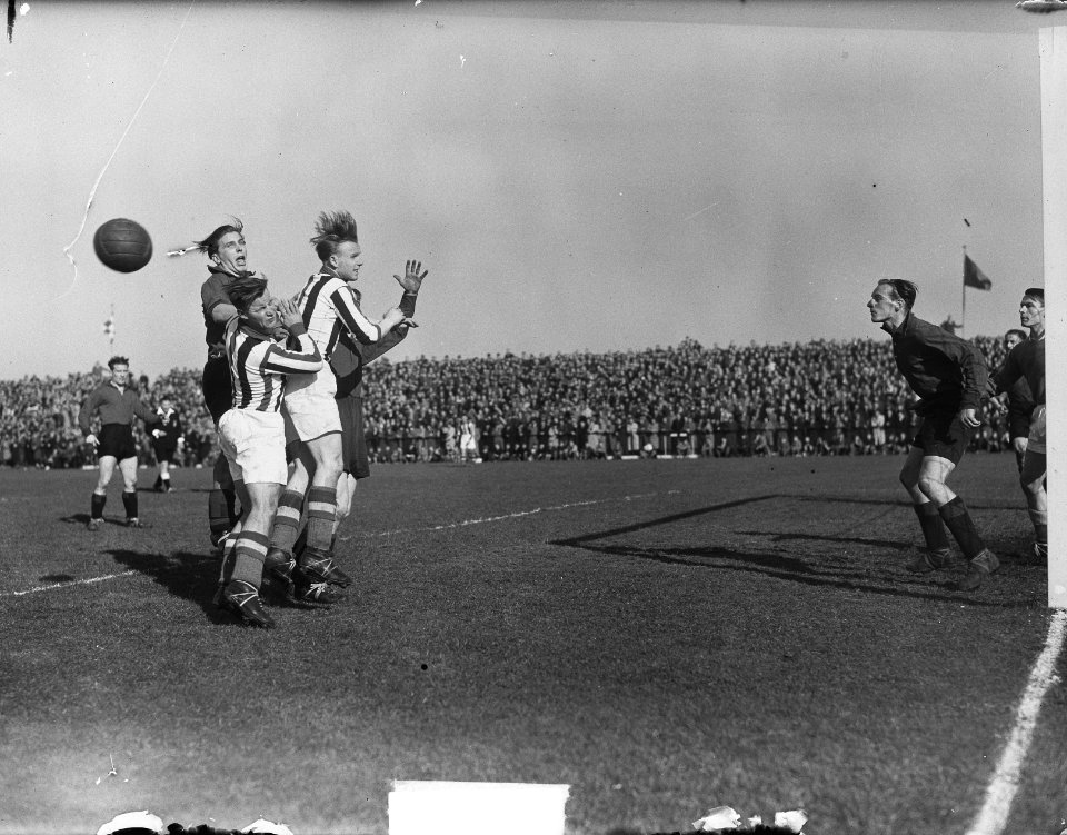 Sport, voetbal, koppen, Bestanddeelnr 904-4552