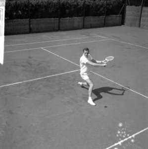 Tennis te Santpoort, Tom Okker in actie, Bestanddeelnr 918-0251