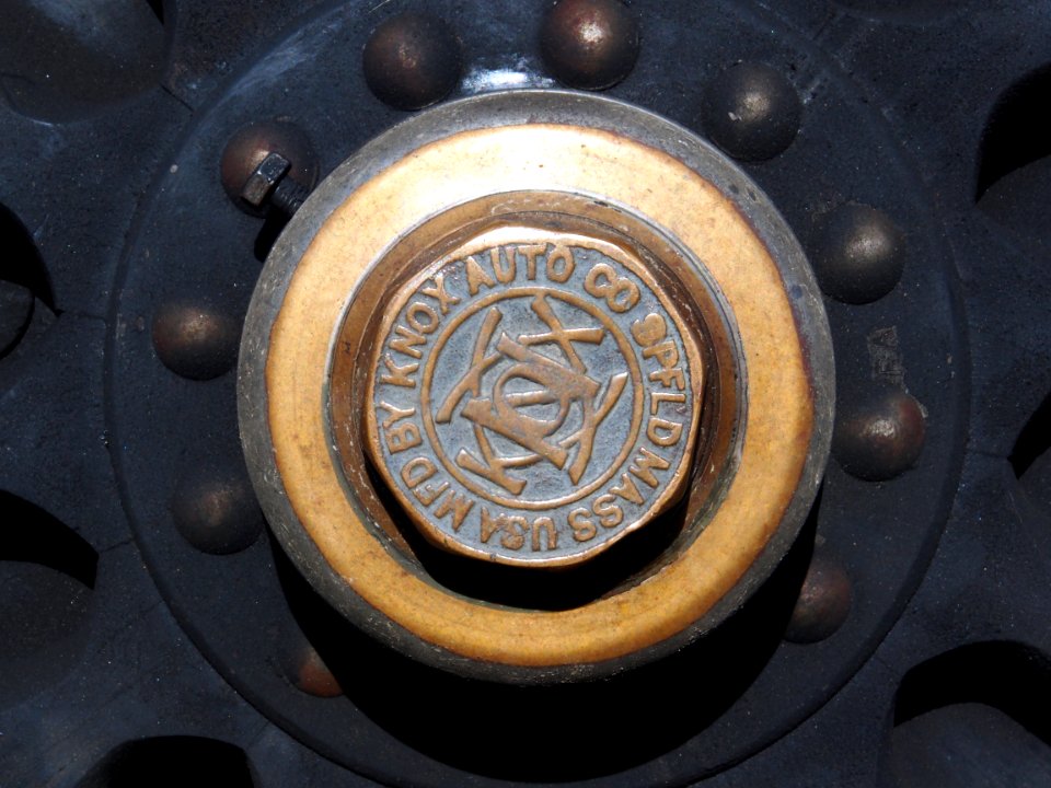 Springfield Massachusetts Knox Automobile Company, 1911 Knox Type R wheel knob pic1