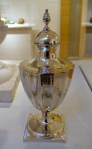 Sugar urn, by Paul Revere Jr., 1796, silver - Peabody Essex Museum - DSC07294