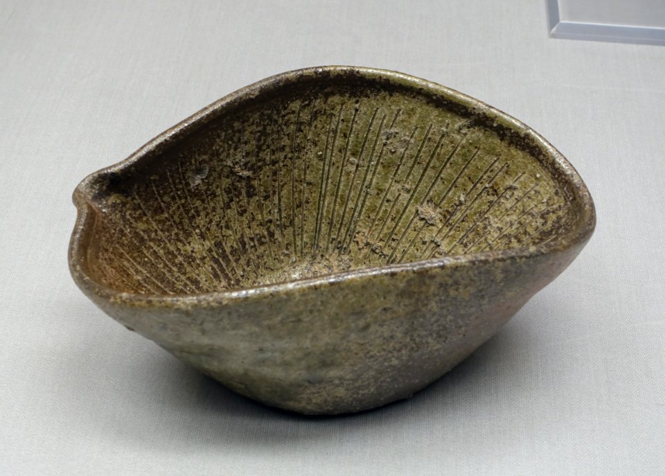 Spouted bowl, Tanba ware, Azuchi-Momoyama to Edo period, 1600s AD, ceramic - Tokyo National Museum - Tokyo, Japan - DSC08950