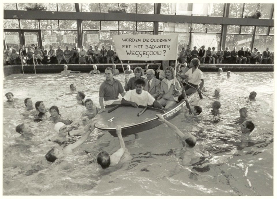 Sportfondsenbad aan de Zwemmerslaan. Actie tegen de sloop