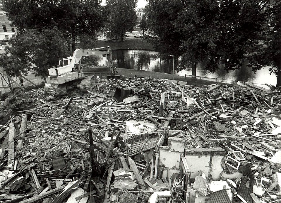 Sloop van het voormalig Zweeds restaurant 't Bolwerk. Aangekocht in 1991 van United Photos de Boer bv. - Negatiefnummer 33070 K 4 a. - Gepubliceerd in het Haarlems Dagblad van 04.10.1990