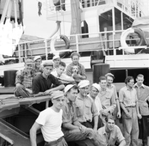 Sleepboot Oostzee brengt de kruiser HMAS Shropshire voor sloop van Sydney (Austr, Bestanddeelnr 934-5605