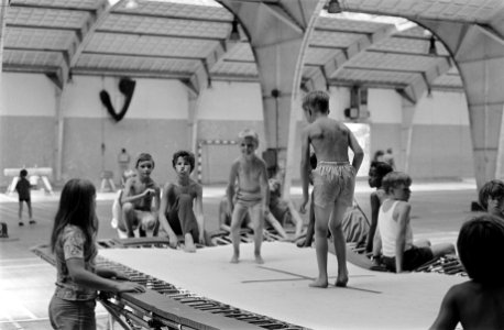 Sport en spel voor kinderen in vakantie in Oude RAI , Amsterdam, Bestanddeelnr 923-6649