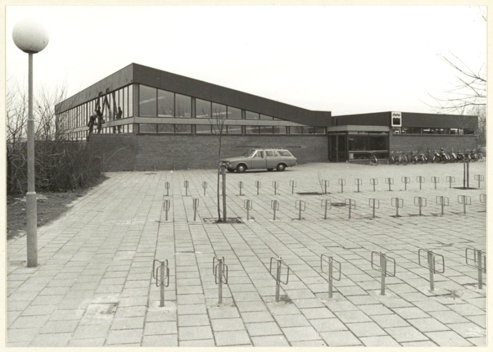Sportfondsenbad in Schalkwijk met fietsenstalling. NL-HlmNHA 54005074