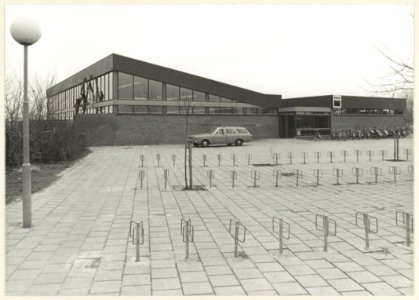 Sportfondsenbad in Schalkwijk met fietsenstalling. NL-HlmNHA 54005074