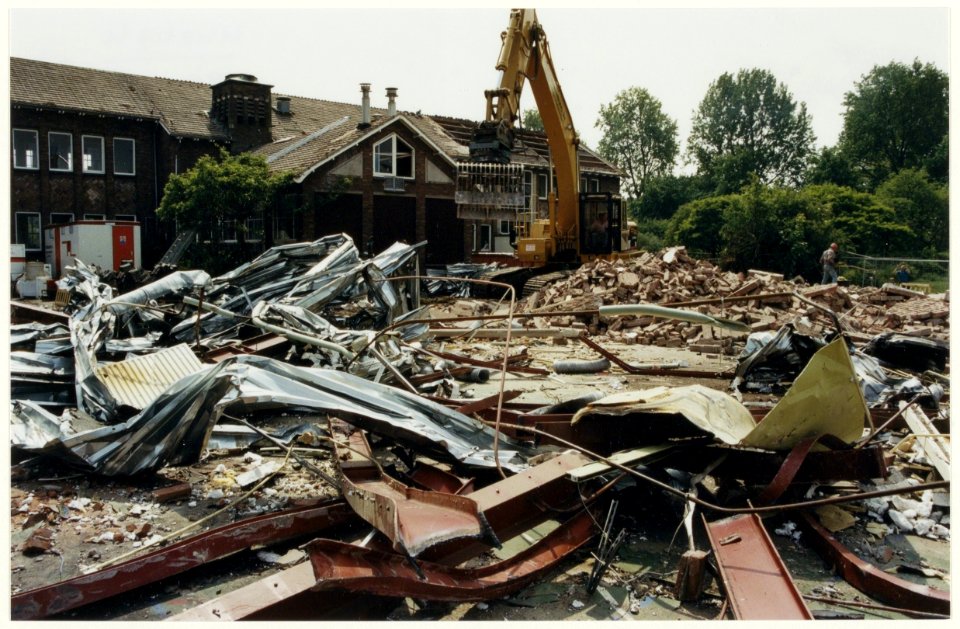 Sloop van een oud schoolgebouw t.b.v. de bouw van 44 koopwoningen en 22 huurwoningen. NL-HlmNHA 54028329
