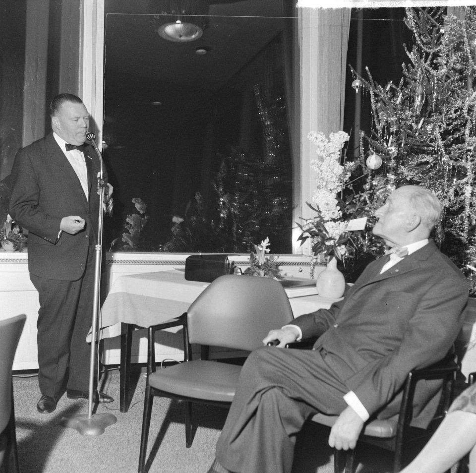 Sportjournalist J. Hoven 80 jaar, Jan Cottaar feliciteert J. Hoven, Bestanddeelnr 917-2693