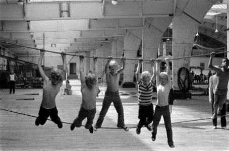 Sport en spel voor kinderen in vakantie in Oude RAI , Amsterdam nr. 12 jongens, Bestanddeelnr 923-6646