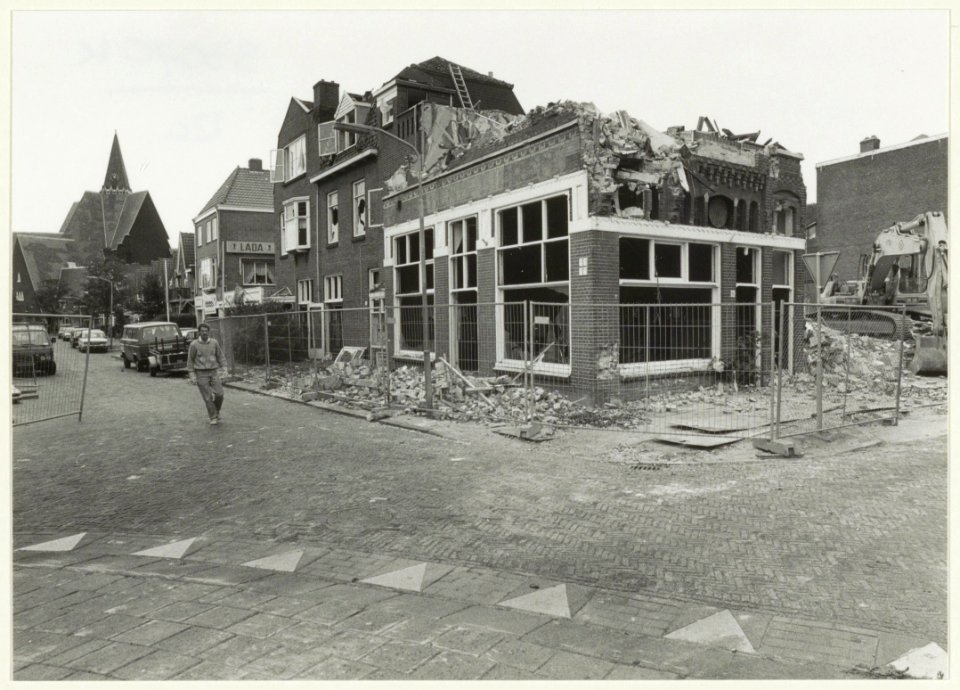 Sloop van café Burgers op de hoek van de Schoterweg- Zocherstraat. NL-HlmNHA 54031936