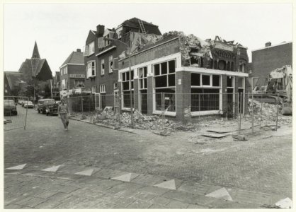 Sloop van café Burgers op de hoek van de Schoterweg- Zocherstraat. NL-HlmNHA 54031936