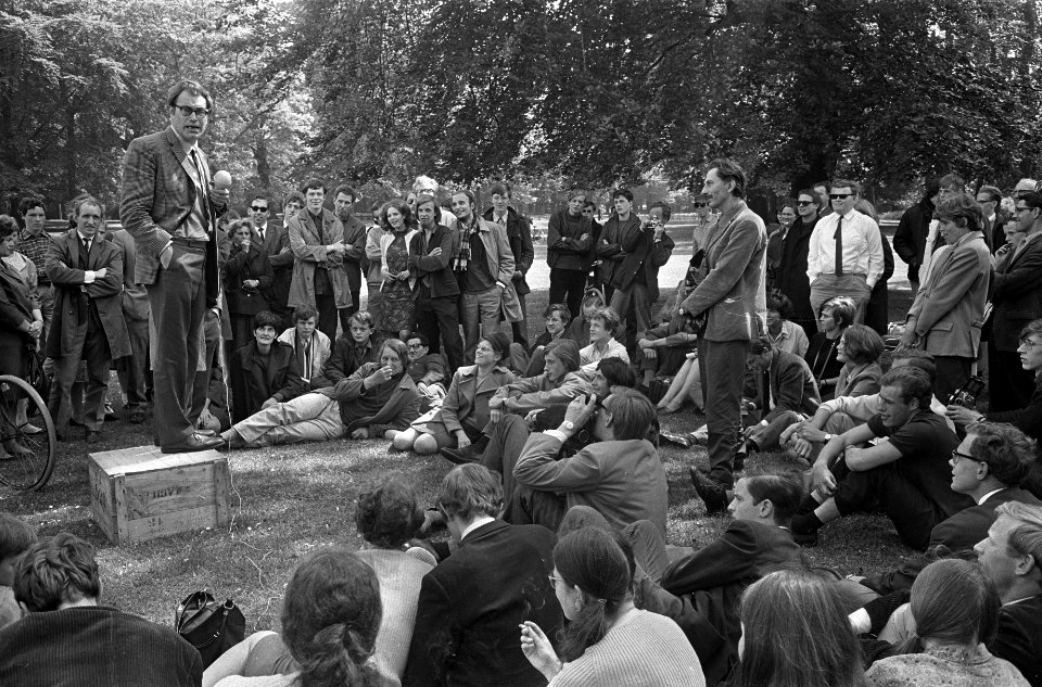 Sprekerscorner in Haarlem op het Vlooienveld, Godfried Bomans als eerste spreker, Bestanddeelnr 920-3513