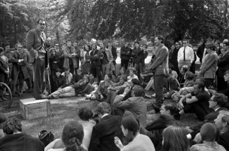 Sprekerscorner in Haarlem op het Vlooienveld, Godfried Bomans als eerste spreker, Bestanddeelnr 920-3513