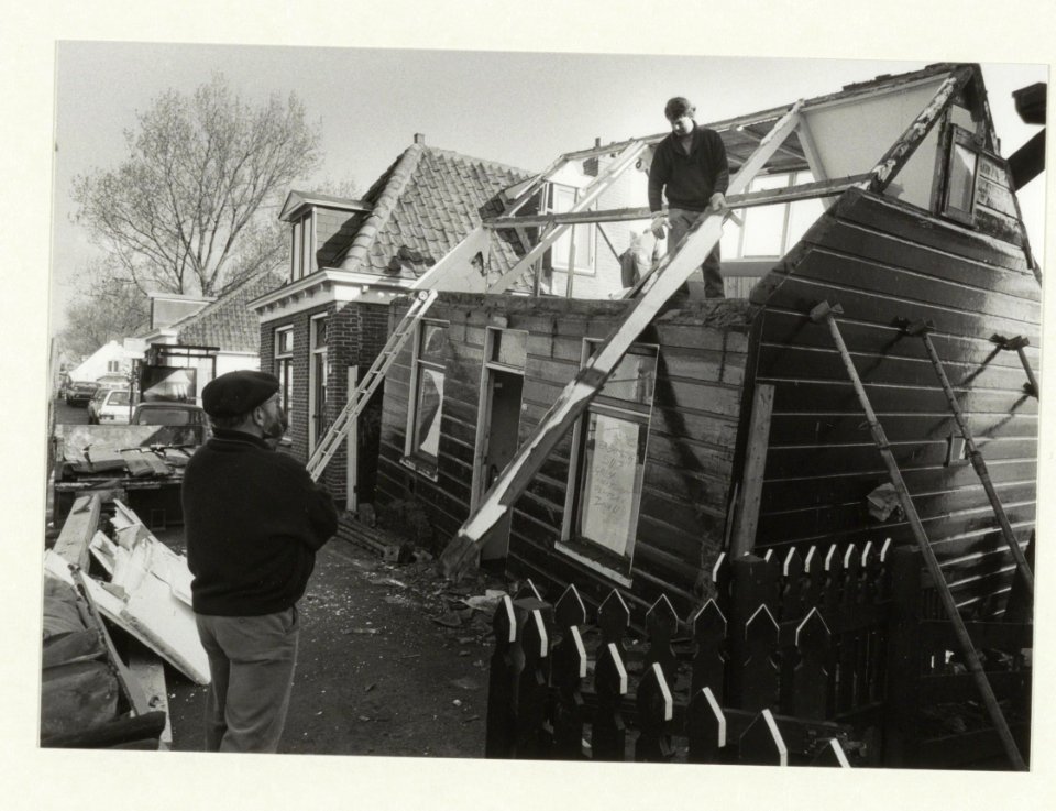 Sloop van het verzakte houten huisje aan de IJdijk in Spaarndam, De verzakking wordt veroorzaakt door graafwerkzaamheden. NL-HlmNHA 54031549