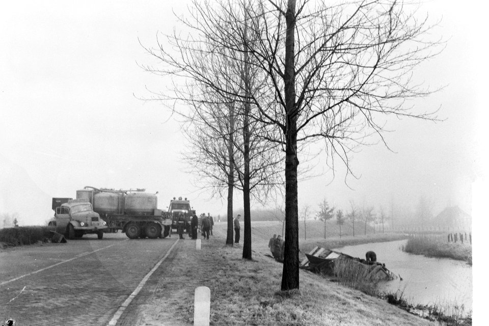 Slippartij op de afritten van het viaduct over de Hoogeveensevaart bij Meppel, Bestanddeelnr 912-0572