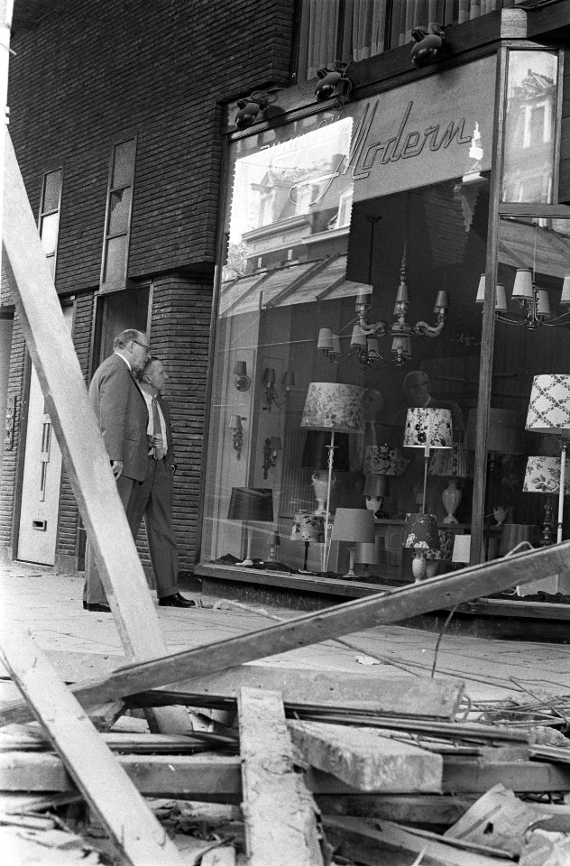 Sloop flats Vijzelstraat. De slopers zijn aan de muren va de bewuste winkeliers , Bestanddeelnr 915-3494
