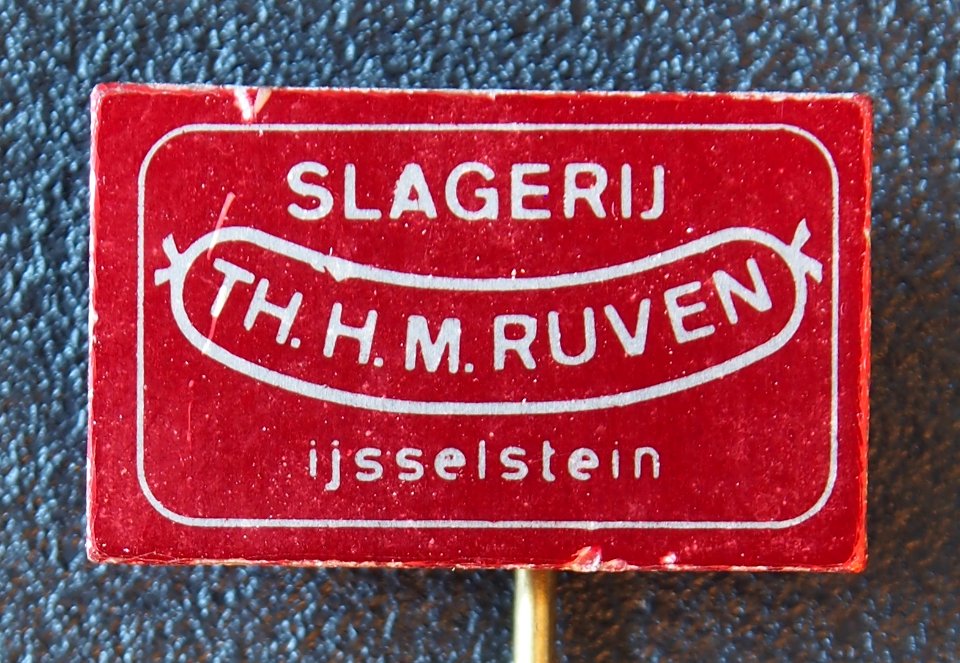 Slagerij TH.H.M. Ruven, reclame speldje