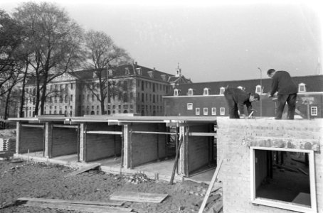Sloop Kattenburg nieuwbouw op Kattenburgerplein , op achtergrond marine-establis, Bestanddeelnr 921-7925 photo