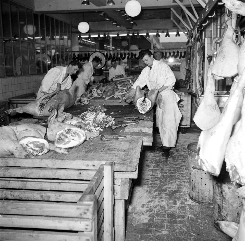 Slagers aan het werk in het deel van de vleeshallen waar varkens verwerkt worden, Bestanddeelnr 252-9066