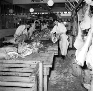 Slagers aan het werk in het deel van de vleeshallen waar varkens verwerkt worden, Bestanddeelnr 252-9066 photo