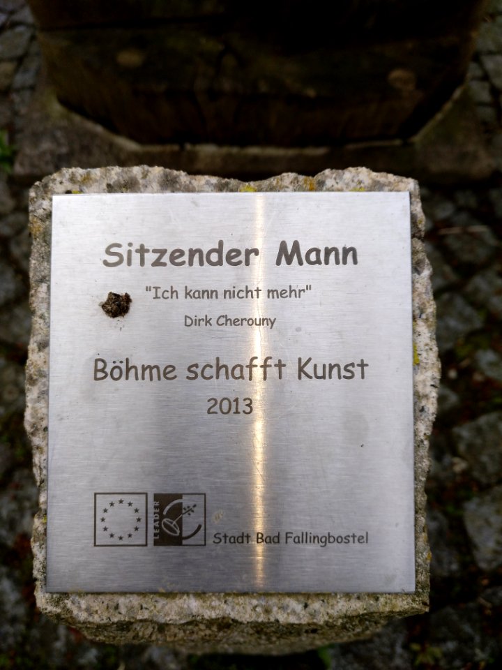 Sitzender Mann (Dirk Cherouny 2013) Label