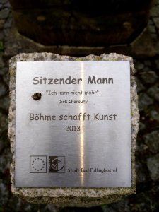 Sitzender Mann (Dirk Cherouny 2013) Label