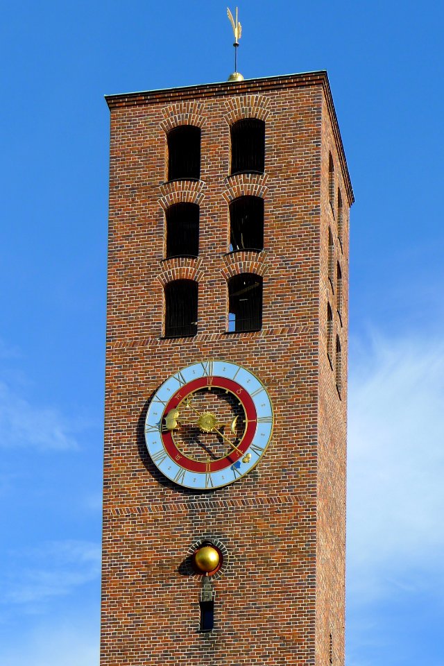 St. Joseph-Kirche (Berlin-Siemensstadt) Zifferblatt und Monduhr