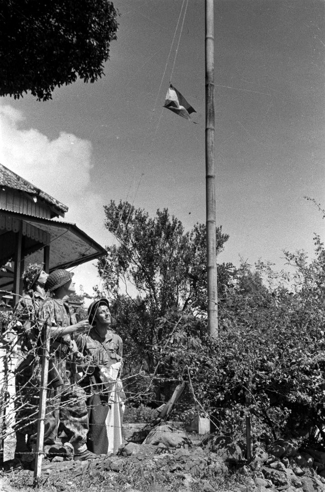 Soerabaja-sector. Zodra Patjet bezet is, wordt de rood-witte vlag van de woning , Bestanddeelnr 4637