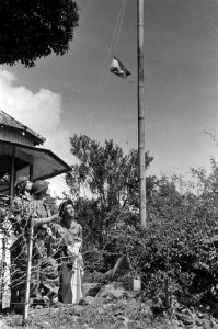 Soerabaja-sector. Zodra Patjet bezet is, wordt de rood-witte vlag van de woning , Bestanddeelnr 4637