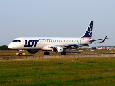 SP-LNE LOT - Polish Airlines Embraer ERJ-195LR (ERJ-190-200 LR) - cn 19000583, taxiing 22july2013 pic-001